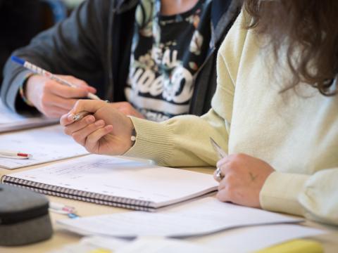 La labellisation définitive des dernières initiatives d’excellence conforte la stratégie multisite d’AgroParisTech Mains d'étudiants prenant des notes