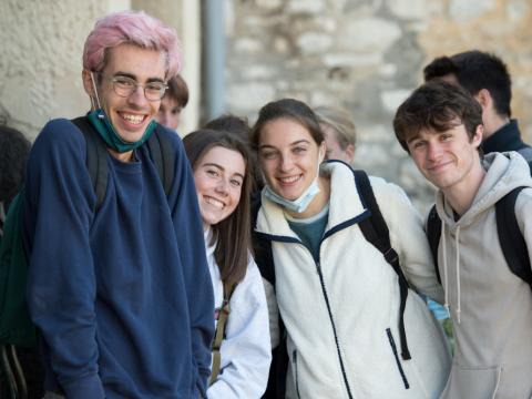 Photographie d'un groupe d'étudiants et d'étudiantes