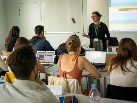Professeur qui fait cours à des étudiants 