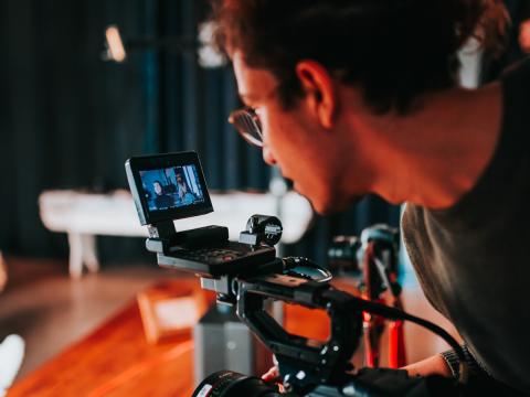 jeune homme filmant une personnalité jeune homme filmant une personnalité