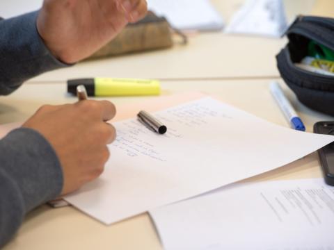 Photographie Gros plan sur les mains d'un étudiant écrivant