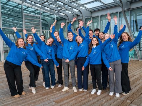 Équipe organisatrice du Forum Vitae 2023 Étudiantes et étudiants en charge de l'organisation du Forum Vitae 2023 levant les bras